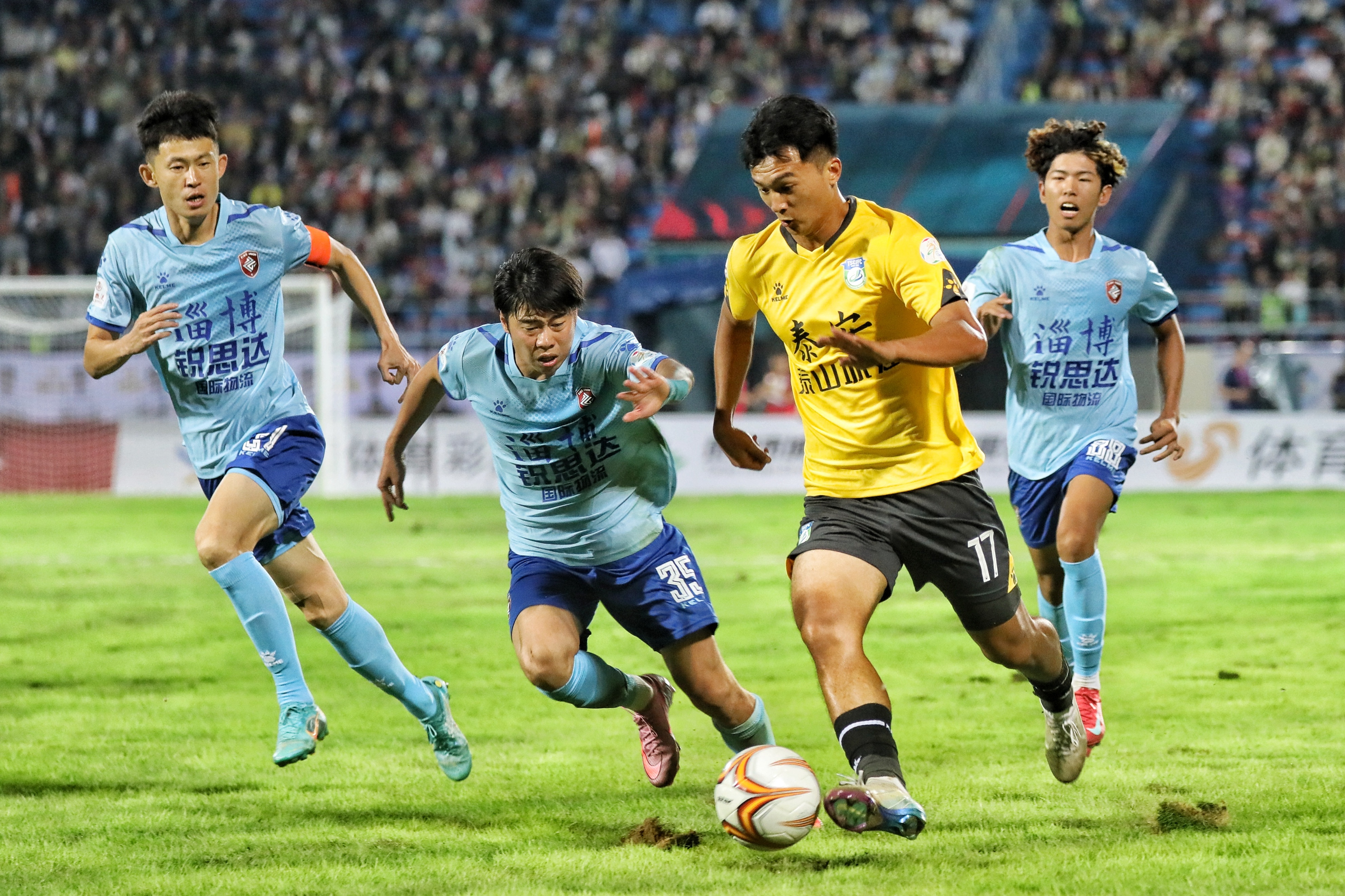 关于离谱！山东泰山调整名单国际比赛日新疆广汇调整名单以备意甲，今夜AC米兰备战英超的信息